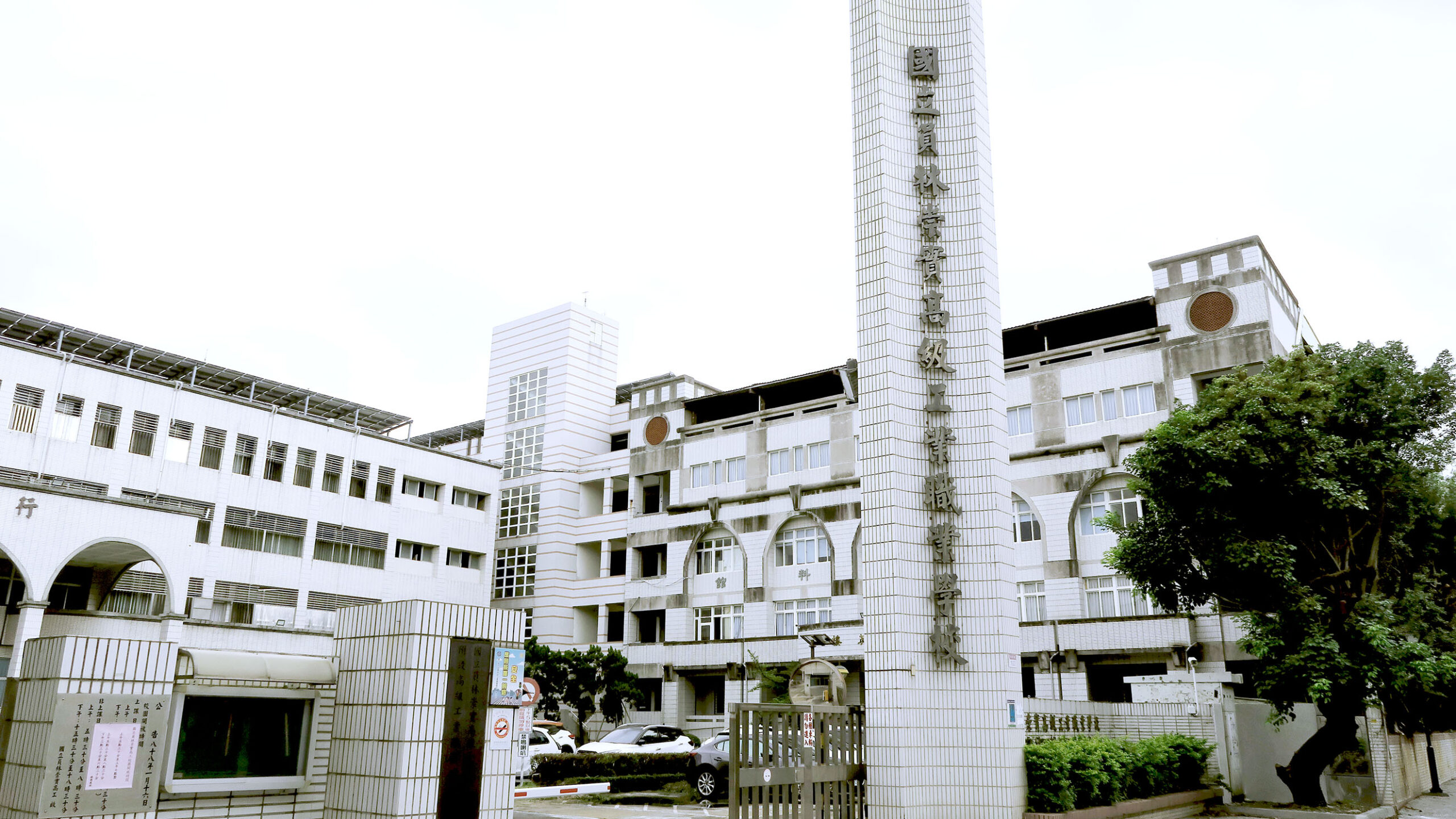 一進入校園就可以看到圖書館。